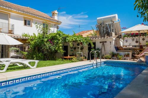 林孔-德拉维多利亚At Home in Malaga Stay & Solo Travellers的房屋前的游泳池