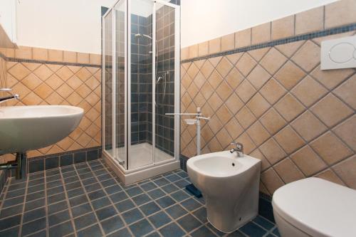 Gli AngeliVenticello Del Conero的一间带水槽、卫生间和淋浴的浴室