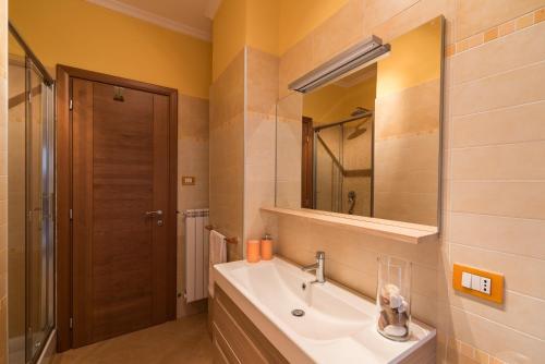 罗马台伯河岸区艾玛之家公寓的一间带水槽和镜子的浴室