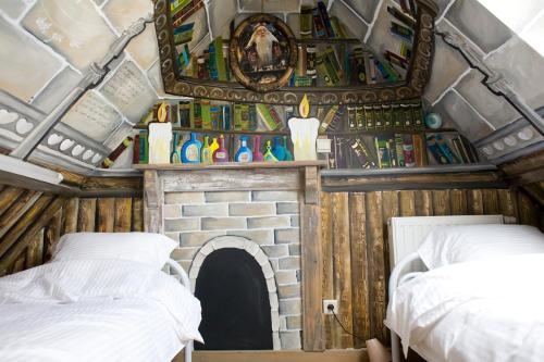 Alveringem奥伦-普拉日住宿加早餐旅馆的客房设有两张床和壁炉。