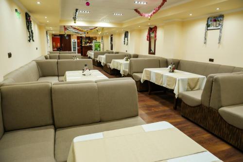 克尔贾利保加利亚酒店的一间带桌子、沙发和桌面的用餐室