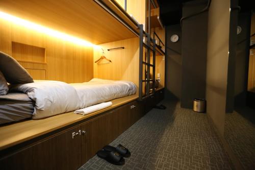 首尔明洞菲尔斯泰精品女性旅馆的小房间,火车上的床