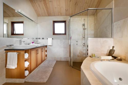 丹马克艾亚娜休息酒店的带浴缸、淋浴和盥洗盆的浴室