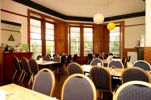 安布尔塞德YHA兰代尔酒店的用餐室设有桌椅和窗户。