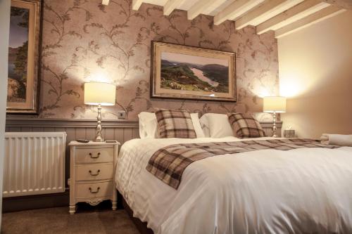 巴罗弗内斯农夫酒店的一间卧室配有两张床和两盏灯。