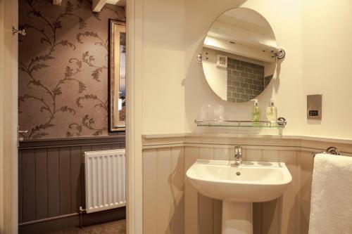 巴罗弗内斯农夫酒店的一间带水槽和镜子的浴室