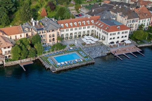 奥尔塔圣朱利奥圣洛可酒店的享有水中游泳池的建筑的空中景致