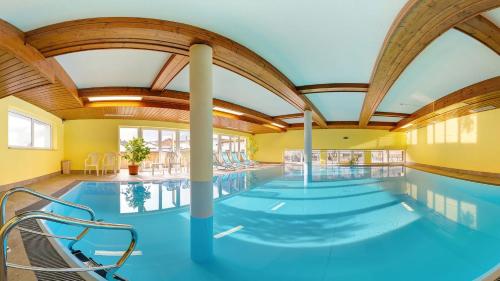 格罗萨尔艾格旅馆酒店的蓝色海水大型室内游泳池