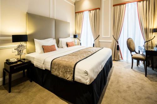 伦敦蒙塔古广场酒店的酒店客房设有一张大床和一张书桌。