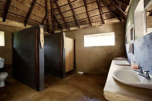 索德瓦纳湾Triton Dive Lodge (Pty) Ltd的一间带两个盥洗盆的浴室和一个卫生间