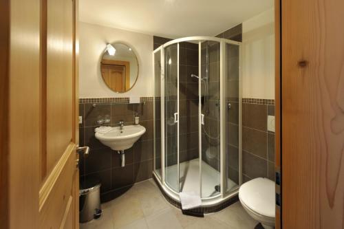 格施塔德格施塔德贝勒里夫酒店的带淋浴、盥洗盆和卫生间的浴室