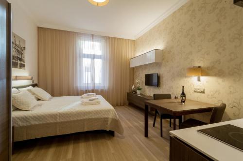 布拉格VINOHRADSKY DUM Residence的酒店客房配有一张床铺和一张桌子。