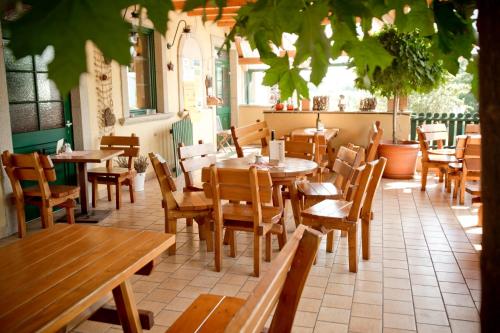 KlingenbachWeinwirtshaus Wlaschits的餐厅设有木桌和木椅