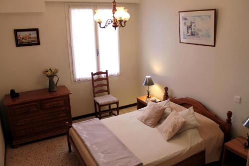 塞雷Ta Maria的卧室配有床、椅子和窗户。