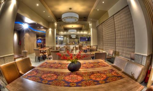 科扎尼阿力阿克蒙酒店的一间带桌椅的用餐室