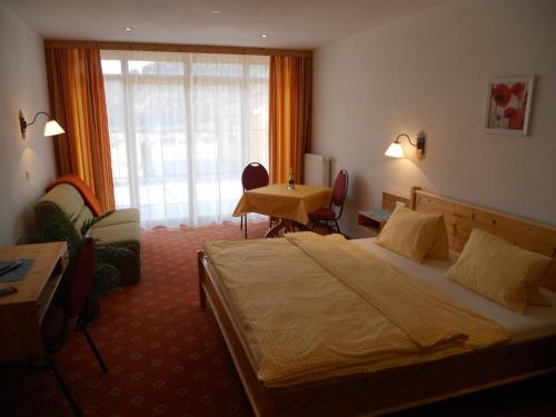 弗拉绍奥博堡公寓的酒店客房设有一张大床和一张书桌。