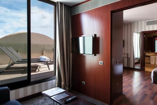 瓦伦西亚泽尼特瓦伦西亚酒店的客房设有阳台和大玻璃门