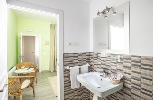卡萨拉雷纳欧雅山谷酒店的一间带水槽和镜子的浴室