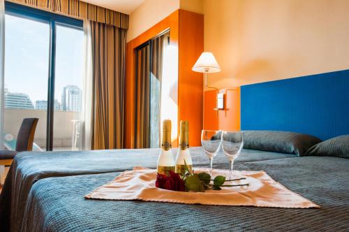 维拉卡洛斯酒店客房内的一张或多张床位