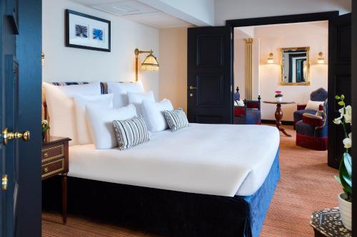 沃里克百赛酒店客房内的一张或多张床位
