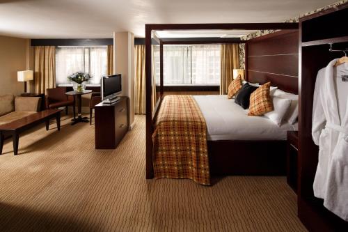 格拉斯哥格拉斯哥美居酒店的酒店客房设有床和客厅。