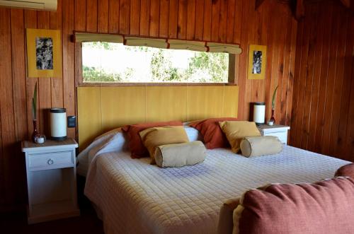 卡梅隆EntreViñas的一间卧室设有两张床和窗户。