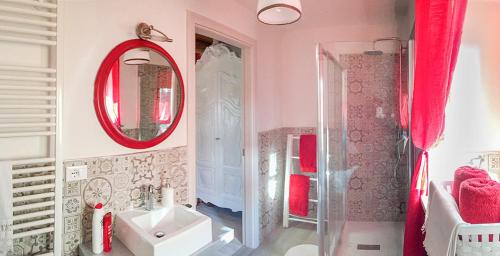 Borgo Grotta GiganteBed & Breakfast Barbara的粉红色的浴室设有水槽和镜子