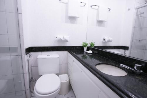 巴西利亚维罗那哈普拉斯长住公寓式酒店的白色的浴室设有卫生间和水槽。