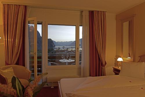 布里恩茨布里恩茨酒店的酒店客房设有一张床和一个大窗户