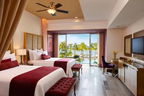 巴亚尔塔港巴亚尔塔湾私密Spa度假酒店 - 仅限成人的酒店客房设有两张床和一个阳台。