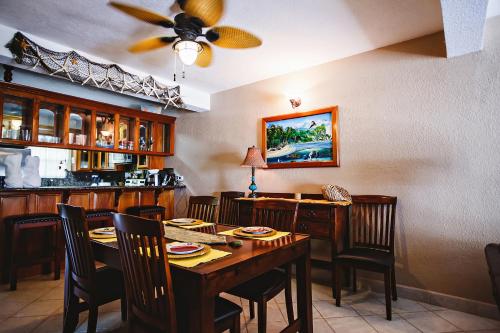 圣佩德罗鹈鹕礁别墅度假村的一间带桌椅的用餐室