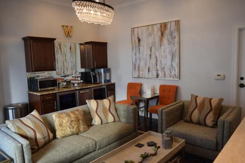伯尼威廉波尔宾馆的一间带两张沙发的客厅和一间厨房