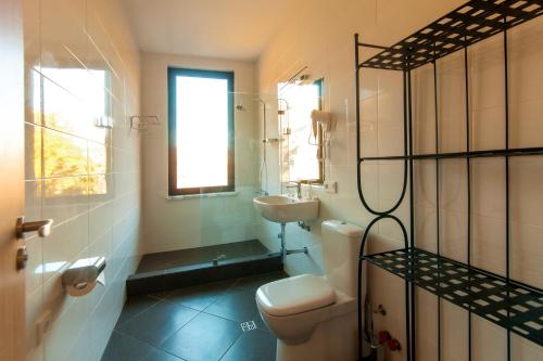 瓦尔齐亚Vardzia Resort的一间带卫生间和水槽的浴室