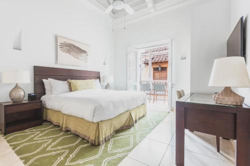 卡塔赫纳拉卡图吉塔酒店的一间卧室配有一张床、一张书桌和一张书桌