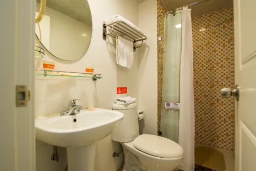 重庆如家快捷酒店重庆江北机场双凤路店的一间带水槽、卫生间和镜子的浴室