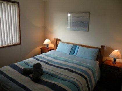 Stokes Bay袋鼠岛海浪野生小屋的一只泰迪熊躺在卧室的床上