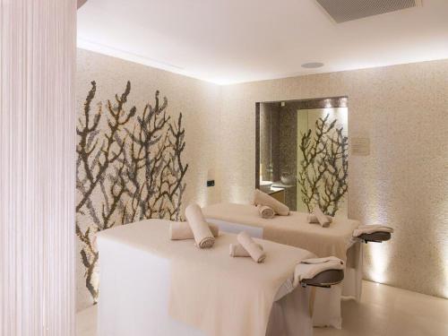 洛帕德RMH Lopud Lafodia Resort & Wellness的浴室设有2个水槽和镜子