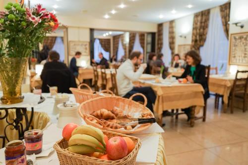 里昂埃尔德酒店的餐厅的一张带水果篮的桌子