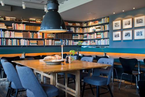 斯德哥尔摩布洛马莫宁顿酒店的一间带木桌和书架的用餐室