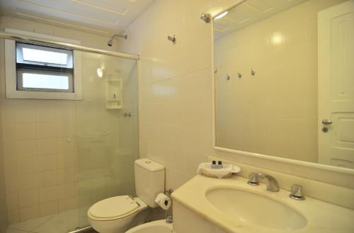 布希奥斯波萨达多斯布基亚斯酒店的一间带水槽、卫生间和镜子的浴室