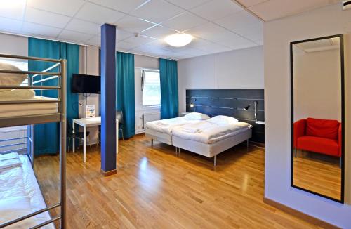 哥德堡珀敦旅馆及运动吧的一间卧室配有一张床、一张书桌和一面镜子