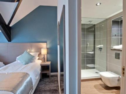 切斯特菲尔德波特兰维舍斯布恩酒店的一间卧室配有一张床,浴室设有淋浴。