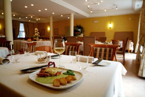 Hotel Ristorante Novecento餐厅或其他用餐的地方