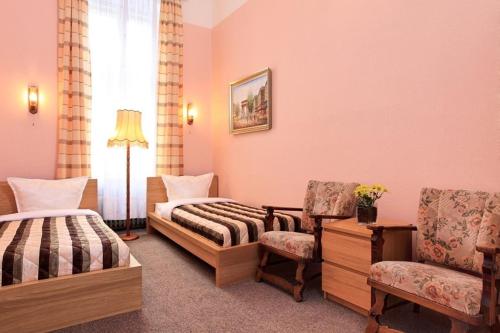 柏林考提纳旅馆酒店的酒店客房,配有两张床和椅子