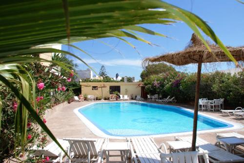 索维拉里亚德扎赫拉酒店的一个带椅子和遮阳伞的游泳池