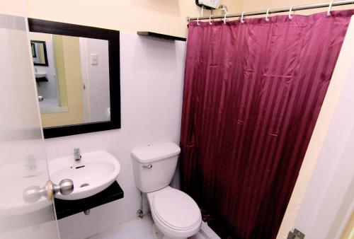 宿务彭斯内太平洋酒店的浴室设有卫生间和红色的淋浴帘
