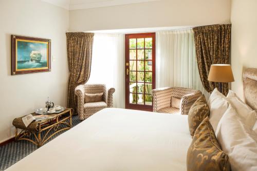 伊丽莎白港翠鸟旅馆的酒店客房设有床和窗户。