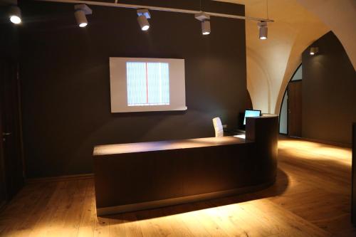 陶格夫匹尔斯Rothko Museum residences的黑色的客房设有窗户的柜台