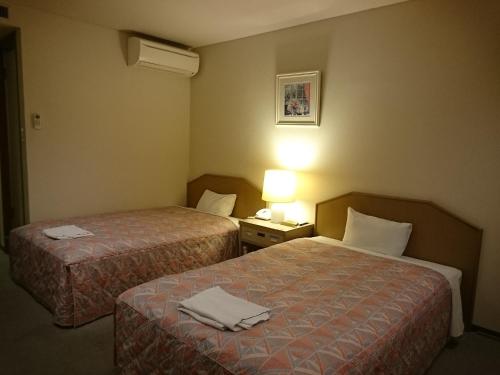 彦根湖滨酒店客房内的一张或多张床位