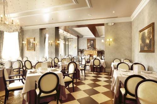 萨洛PortAventura Lucy's Mansion - Includes PortAventura Park & Ferrari Land Tickets的一间在房间内配有桌椅的餐厅